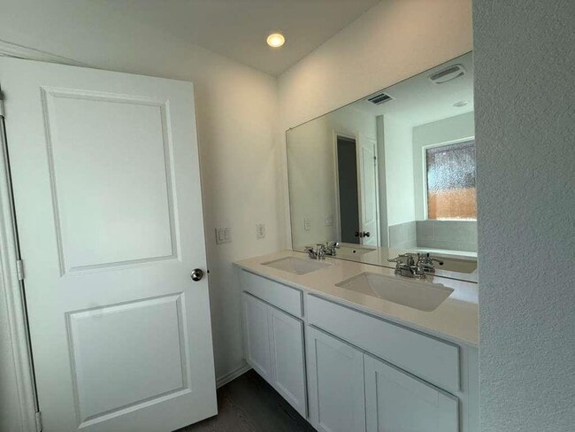 Building Photo - 200 Herald Dr