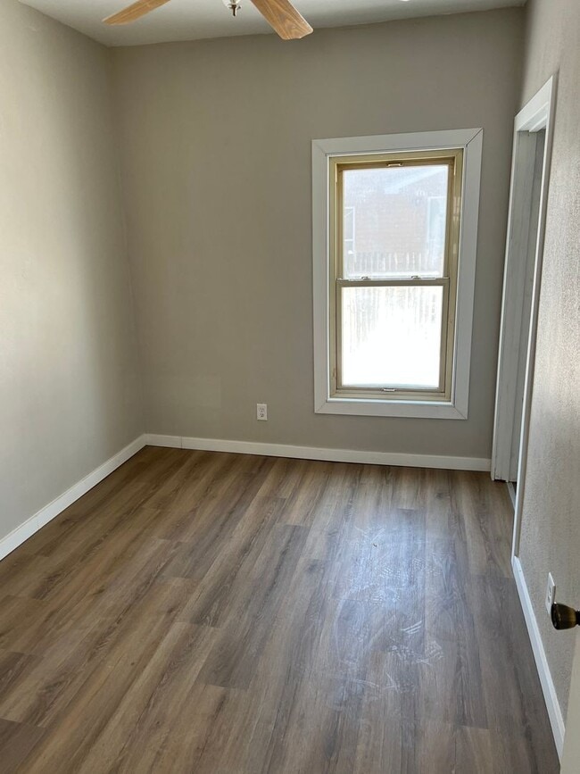 Building Photo - 4 Bedroom Updated house!!