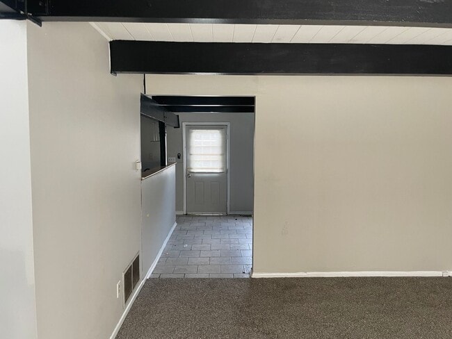 Building Photo - 3 bed 1.5 bath town home.