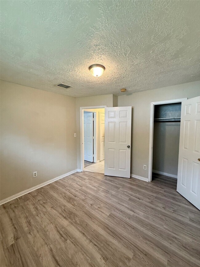 Building Photo - 3411 Drew St