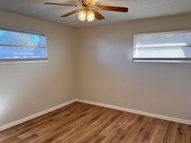 Building Photo - Adorable Mid Century Modern home on a corner lot!