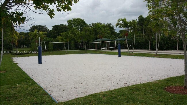 Building Photo - 2950 N Palm Aire Dr