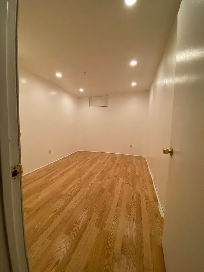 Building Photo - 4 Bedroom 2 Bathroom 2 Stall Detached Garage