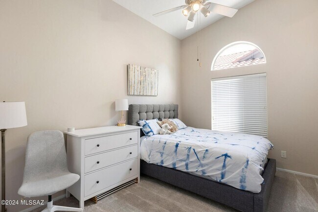 Building Photo - Oro Valley Stunner