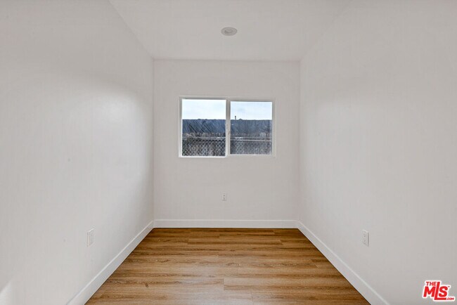 Building Photo - 220 E Vernon Ave