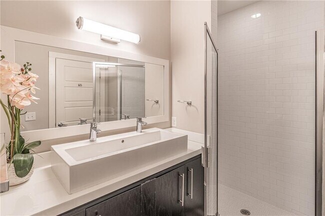 Building Photo - 472 Martin St SE