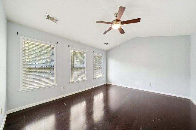 Building Photo - 3 Bedroom Townhome in the Heart of Dulth
