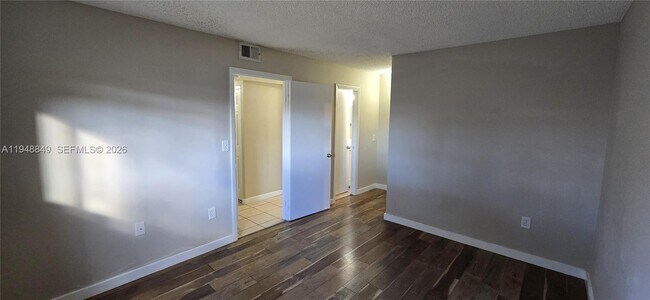 Building Photo - 251 Palm Cir W