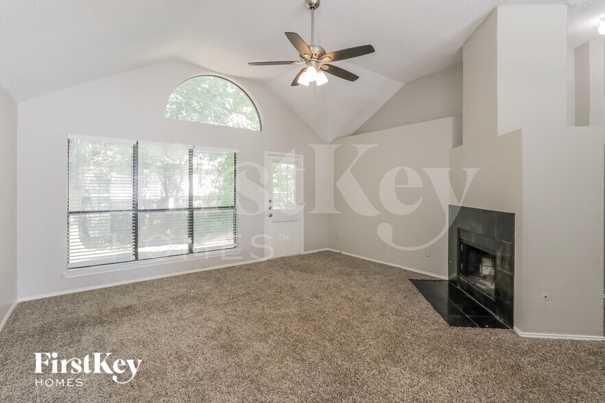 Building Photo - 701 Long Hill Ct