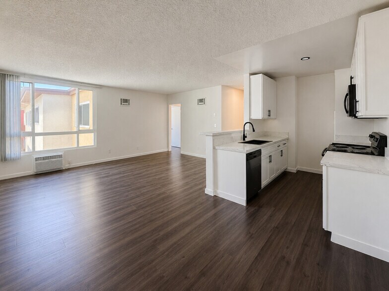 Building Photo - Western Serrano Ave Apartments