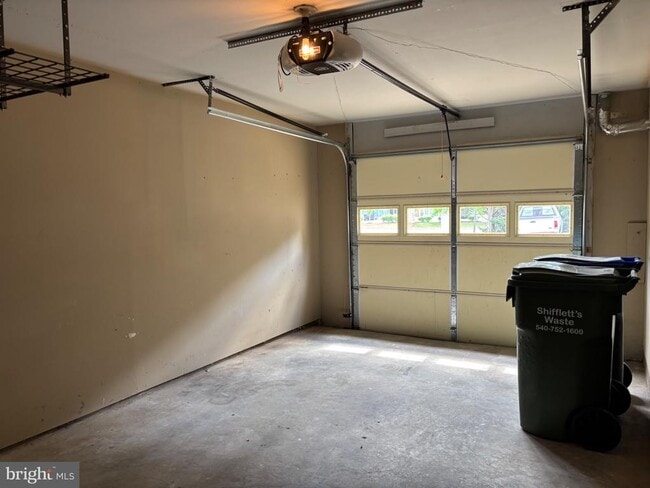 Building Photo - 109 Barrows Ct
