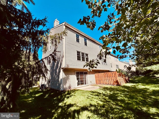 Building Photo - 3409 S Carriage Ct