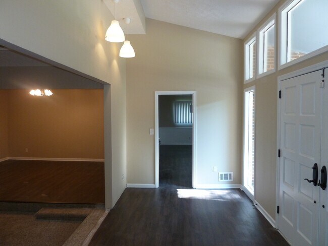 Building Photo - 3 Bed / 2.5 Bath with 2300 Square Feet!! A...