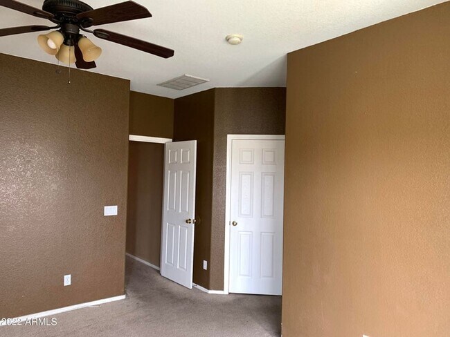 Building Photo - Charming 4 bed, 2 bath home on the golf co...