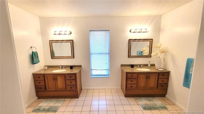 Building Photo - 3873 SW La Fleur St