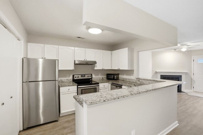 Building Photo - Oakhurst Living at Its Finest (Fresh Paint - New Carpet)