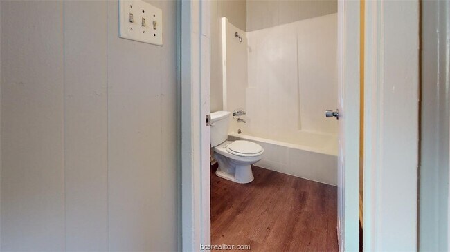 Building Photo - 206 Lynn Dr