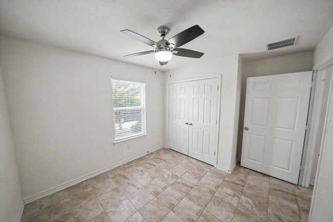 Building Photo - Stylish 3BR + Flex Home with Solar Near Randolph AFB - Realtor Commission: $500