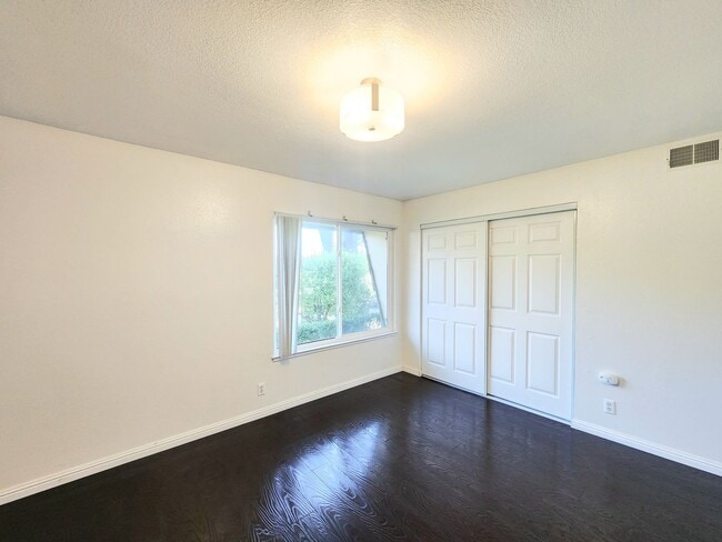 Building Photo - 2 bedroom townhouse