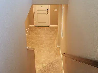 Building Photo - Well Maintained, spacious 3 bedroom single family home nestled in a great neighborhood in Rosevil...