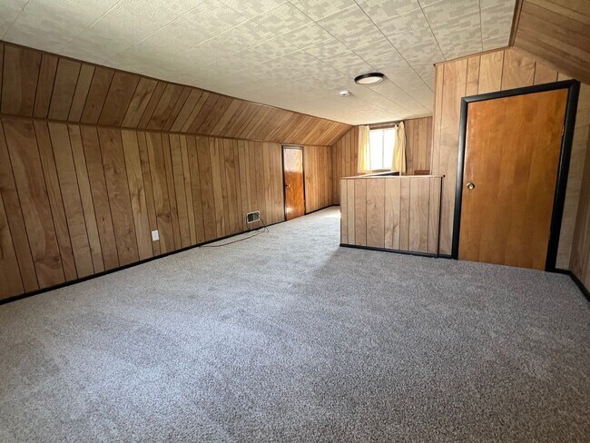 Building Photo - Charming 3-Bedrooms 1 bath with Hardwood F...