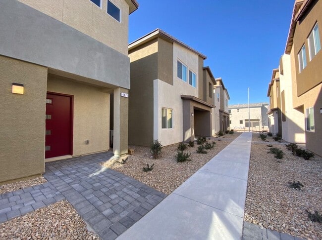 Building Photo - 4 BED 3 BATH Townhome, 1 LOFT, 2 GARAGES, GATED!