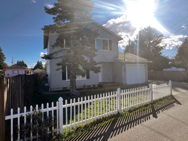 Building Photo - 1131 2nd St NW