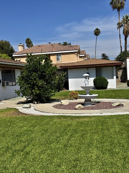 Building Photo - 407 Violet Ave