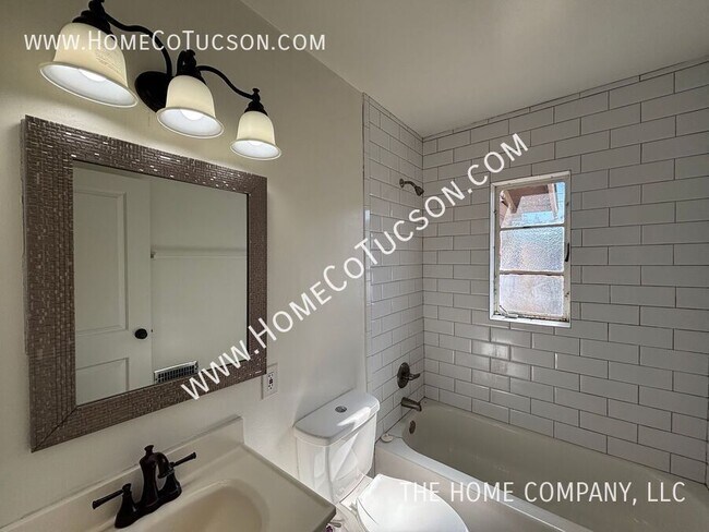 Building Photo - 833 W Jacinto St