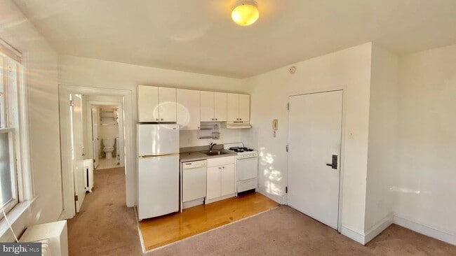 Building Photo - 332 S 17th St