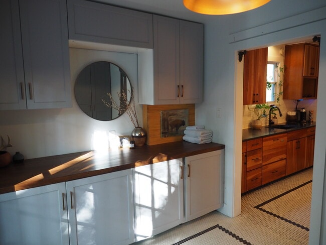 Laundry/Closet - 1402 Eva St