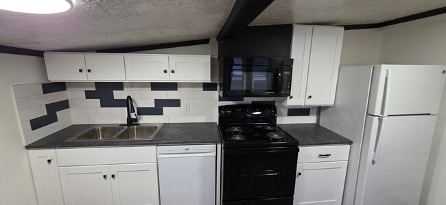 Building Photo - 221 Elm St