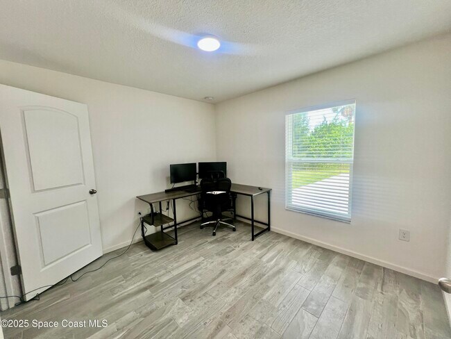 Building Photo - 499 Oakleaf St SW