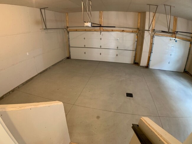 Building Photo - 3 Bed 2.5 Bath Single Family Home