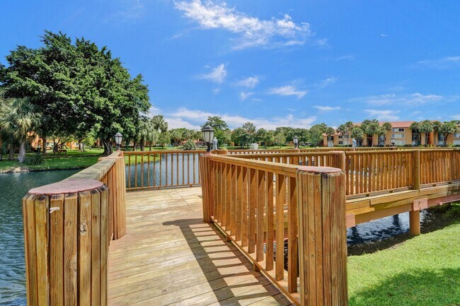 Building Photo - Fully Renovated 3BD/2BA in Lakes of Jacaranda - Plantation