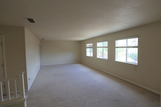 Building Photo - Super spacious home in Patterson