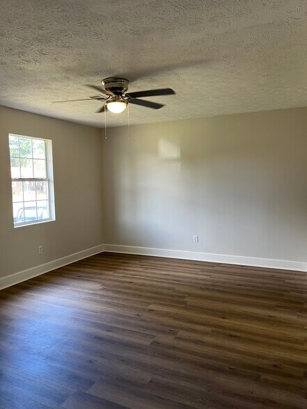 Living room - 116 Bradley Cir