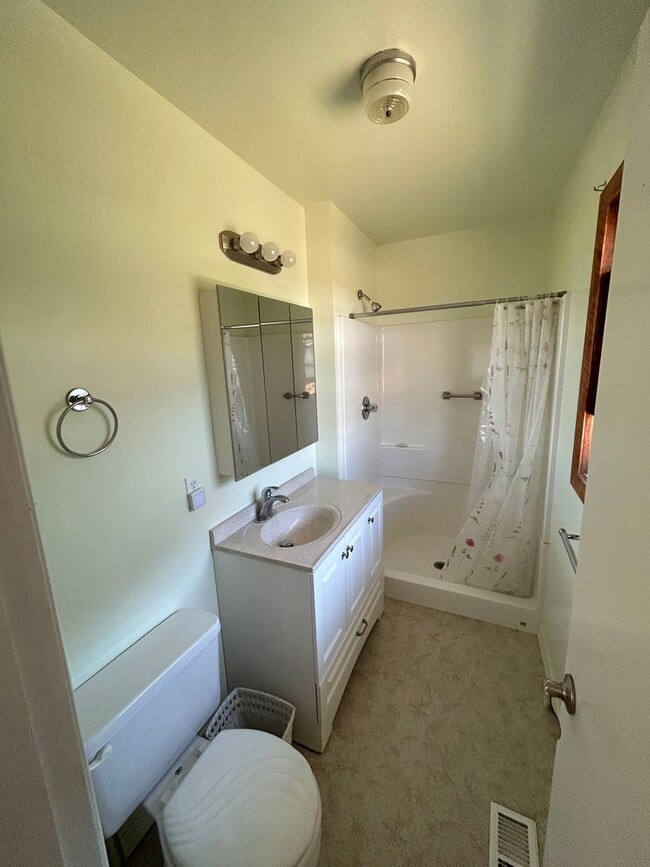 Building Photo - Beautiful Ranch style 3 bed/2 bath home - ...