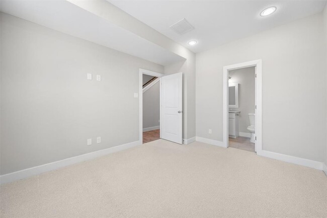 Building Photo - 1136 Wycliffe Dr