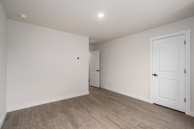 Building Photo - Live Brand-New in Hickory – Modern 3BR Townhome