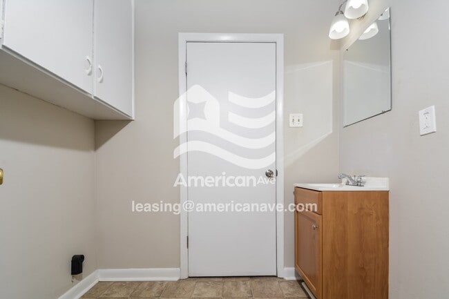 Building Photo - 4046 Village Dr