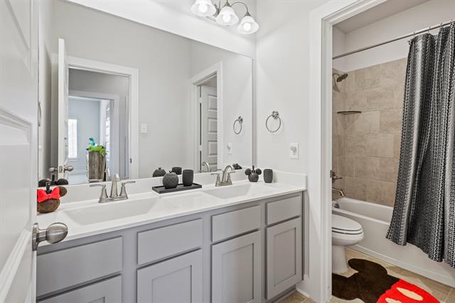 Building Photo - 638 Taylor Dr