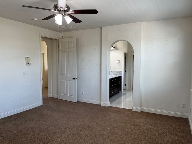 Building Photo - Executive 4 Bedroom, 2.5 Bathroom 2100 Sqf...