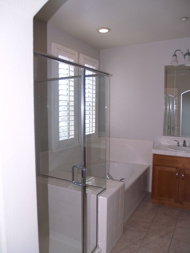 Building Photo - Beautiful end-unit Townhouse 3 bedrooms/2....