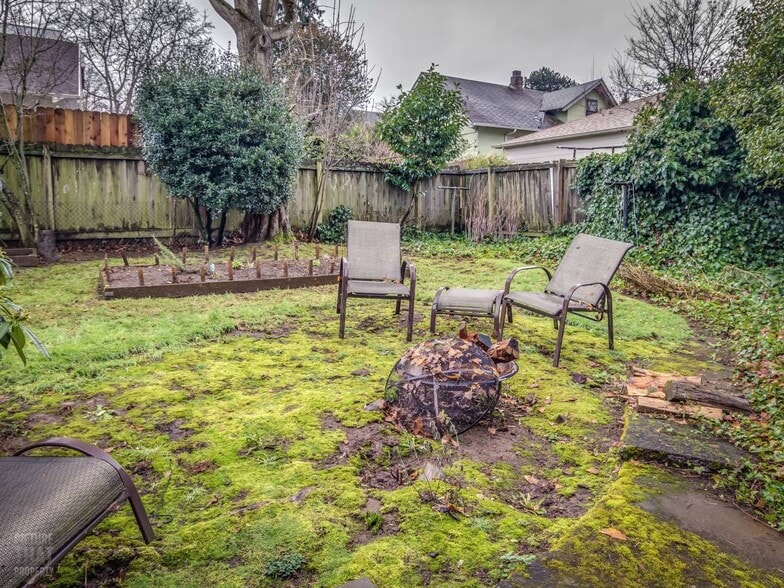 Yard - 2741 SE 32nd Ave