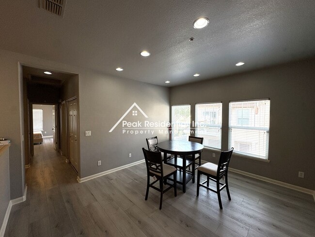 Building Photo - 3301 N Park Dr