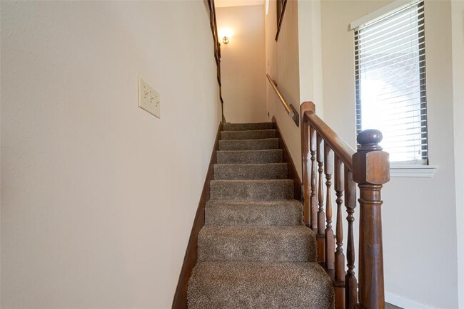 Building Photo - 606 Misty Creek Dr