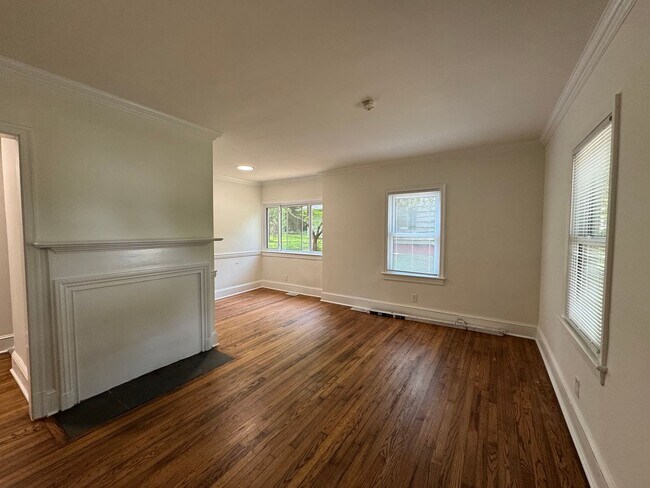 Building Photo - 2bed/1bath w/ detached garage!