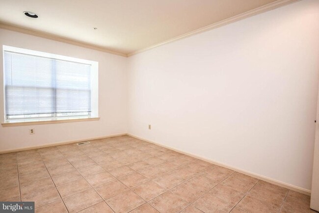 Building Photo - 5918 Edson Ln