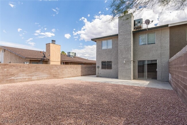 Building Photo - 557 Chelsea Dr
